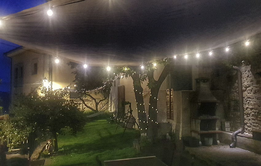 Jardín de noche con luces